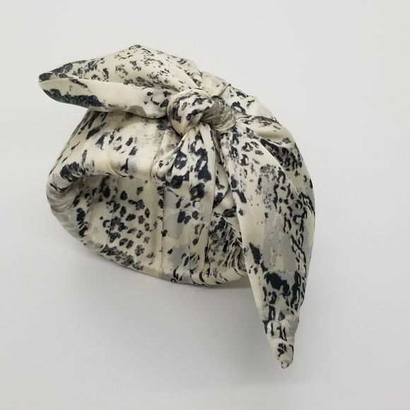 fabric wrapped hinged bangle with bow - Picture 3 of 5